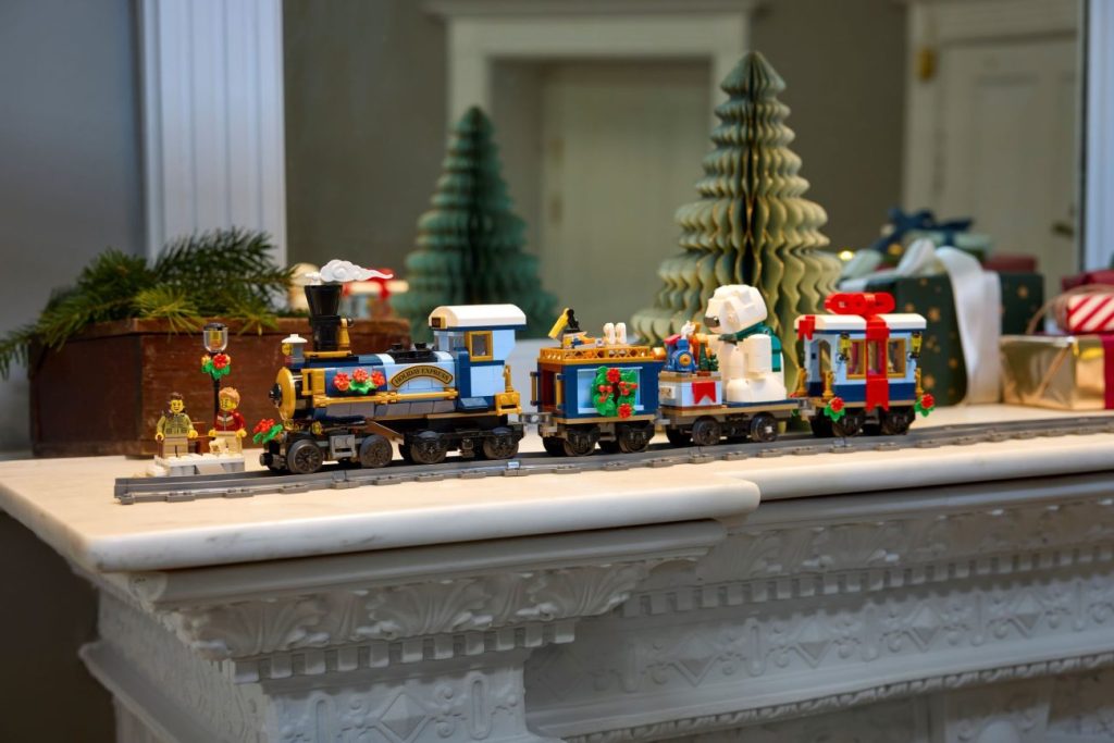 LEGO Icons 10361 Weihnachtsexpress mit 3D-Modell & Family Christmas Tree offiziell vorgestellt!