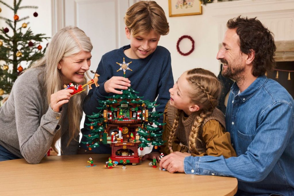 LEGO Icons 10361 Weihnachtsexpress mit 3D-Modell & Family Christmas Tree offiziell vorgestellt!