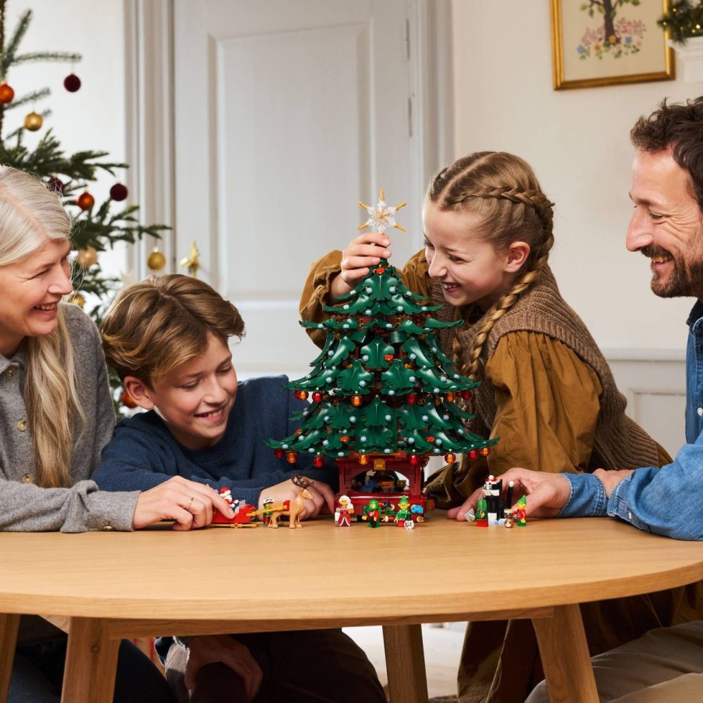 LEGO Icons 10361 Weihnachtsexpress mit 3D-Modell & Family Christmas Tree offiziell vorgestellt!