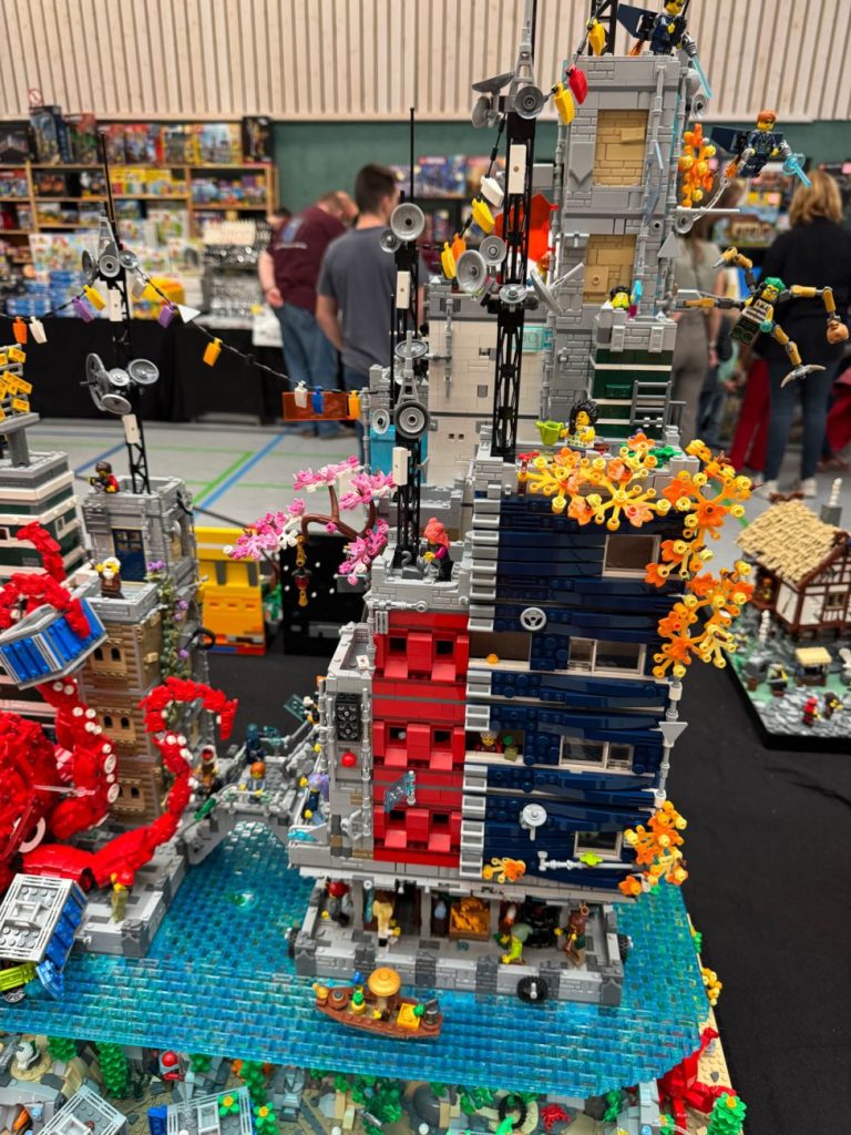 Angriff auf Mini Cyber City: MOC vom LEGO Masters Gewinner 2021
