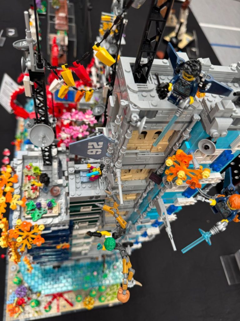 Angriff auf Mini Cyber City: MOC vom LEGO Masters Gewinner 2021