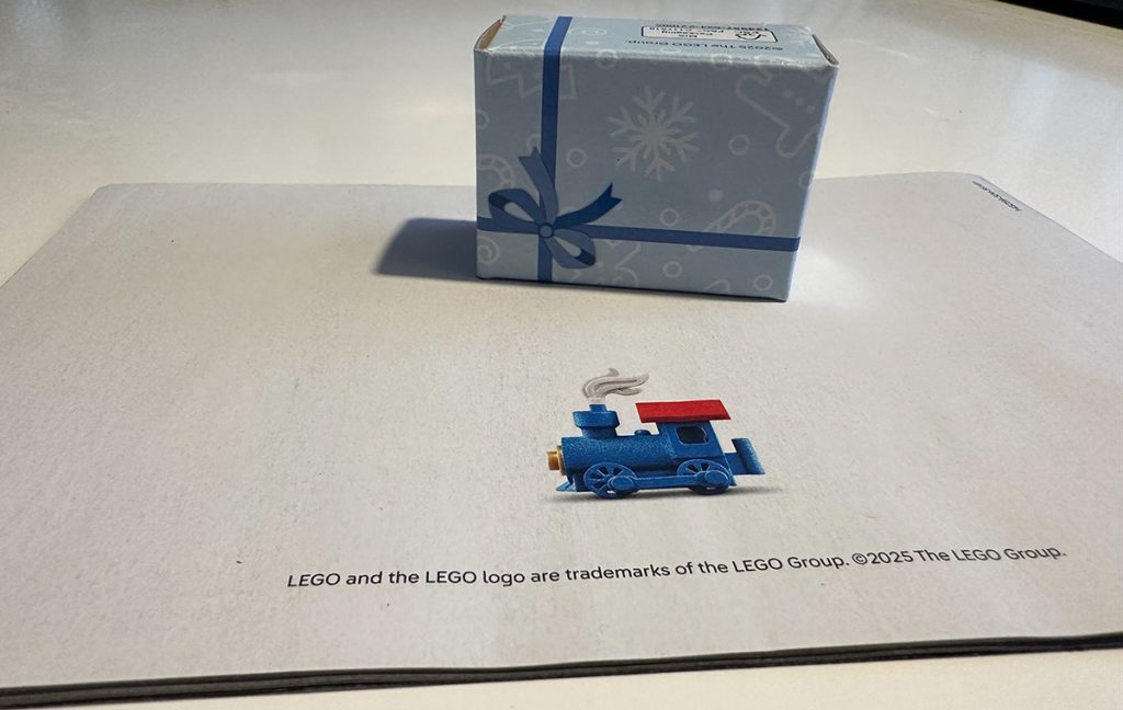 Geschenke-Box mit der der Mini-Lok aus dem 3D-Drucker