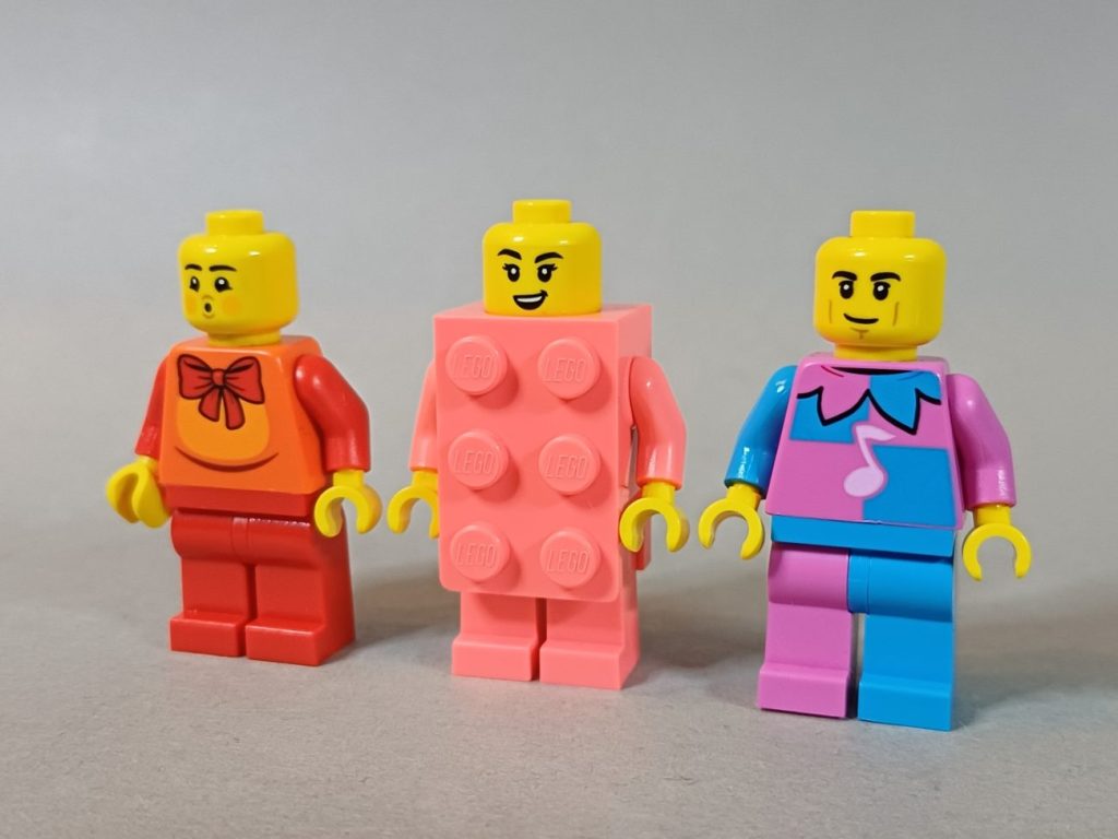 LEGO Build a Minifigure Februar 2026: Neues Brick Kostüm in Coral
