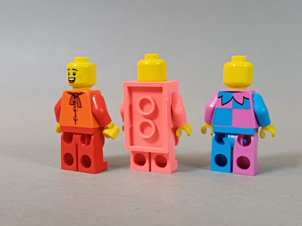 LEGO Build a Minifigure Februar 2026: Neues Brick Kostüm in Coral