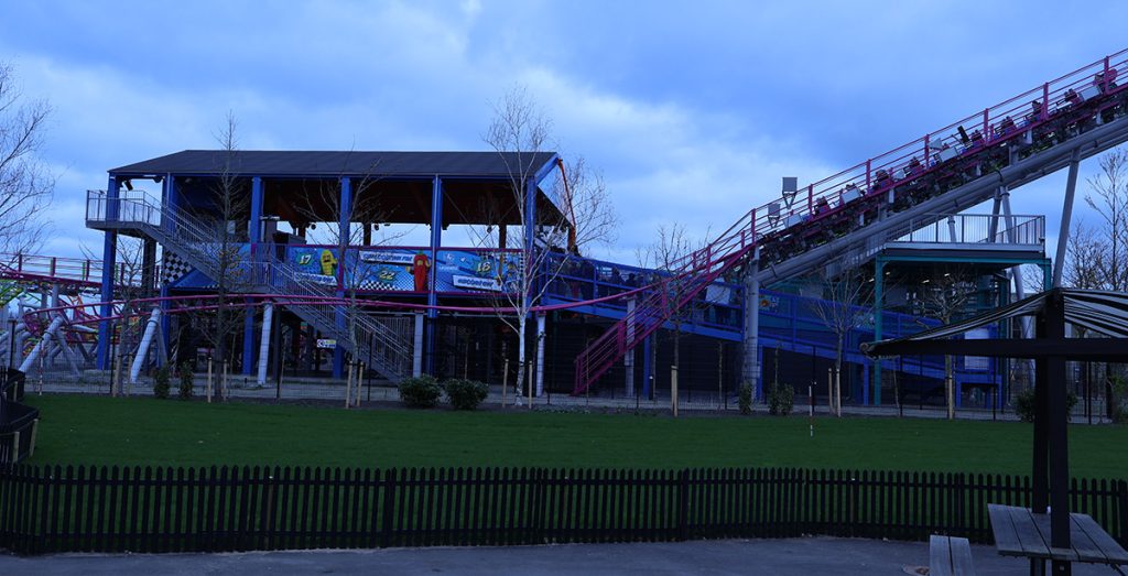 Minifigure Speedway: Neue Duell-Achterbahn im LEGOLAND Billund