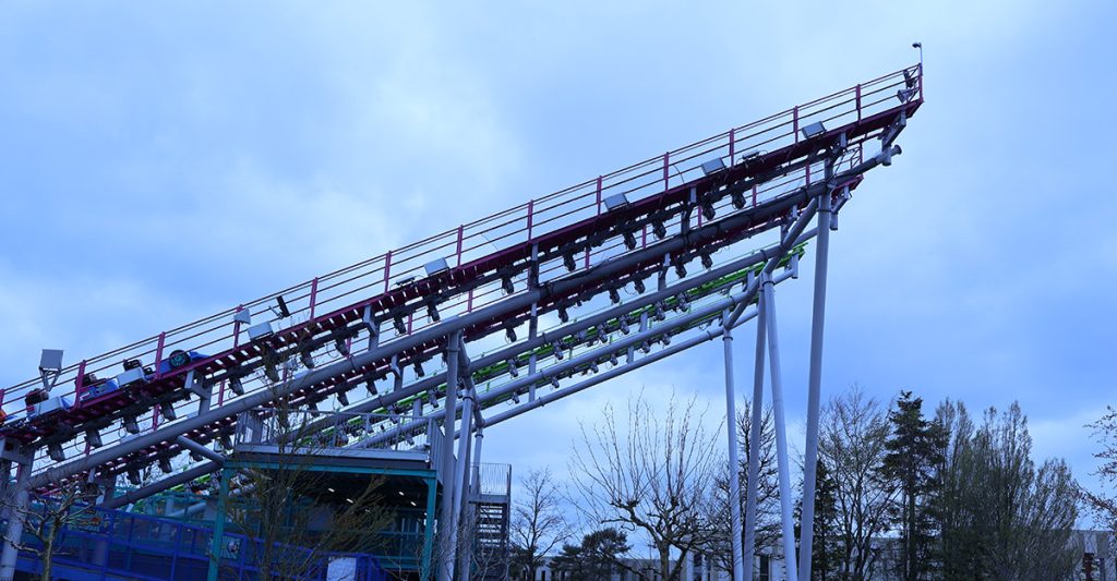 Minifigure Speedway: Neue Duell-Achterbahn im LEGOLAND Billund