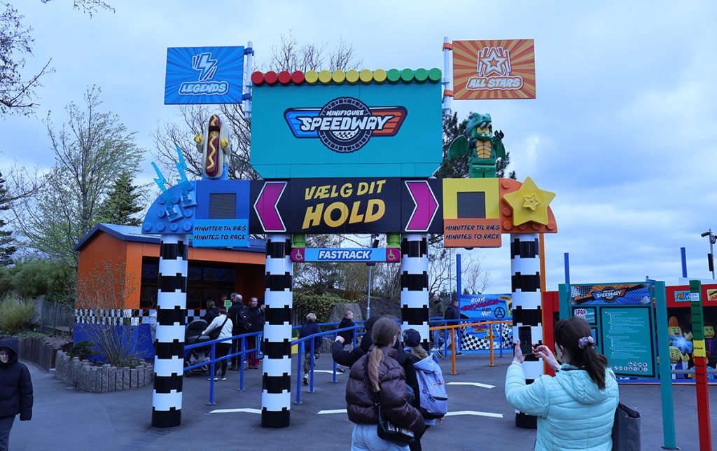 Minifigure Speedway: Neue Duell-Achterbahn im LEGOLAND Billund