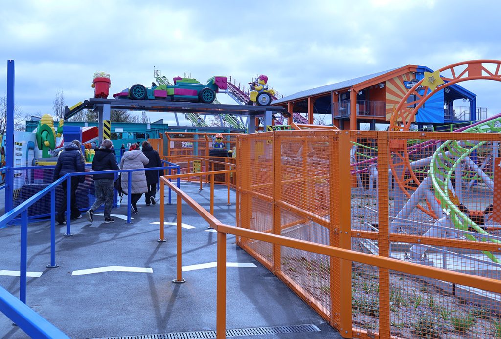 Minifigure Speedway: Neue Duell-Achterbahn im LEGOLAND Billund