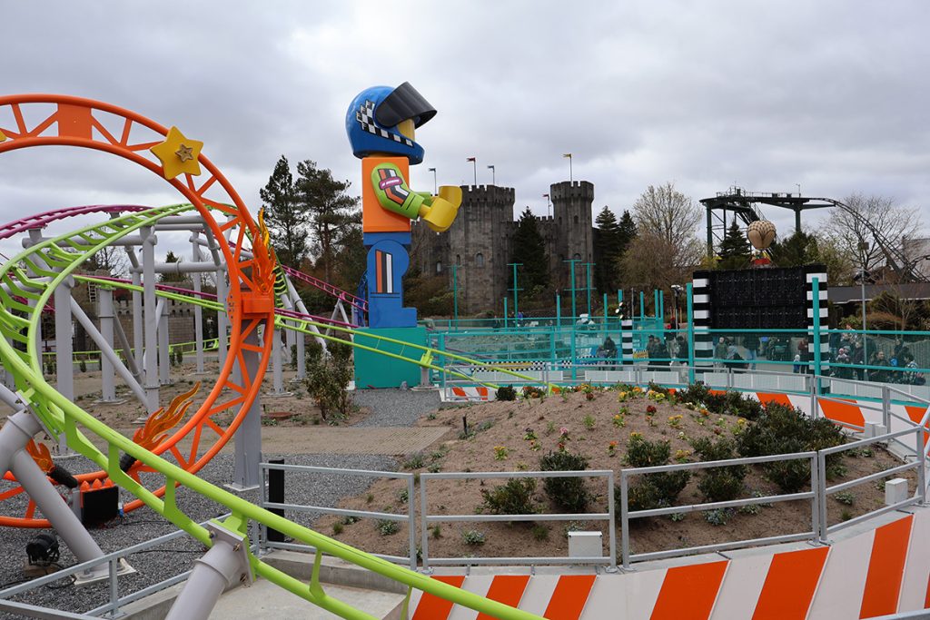 Minifigure Speedway: Neue Duell-Achterbahn im LEGOLAND Billund