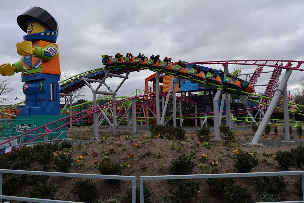 Minifigure Speedway: Neue Duell-Achterbahn im LEGOLAND Billund