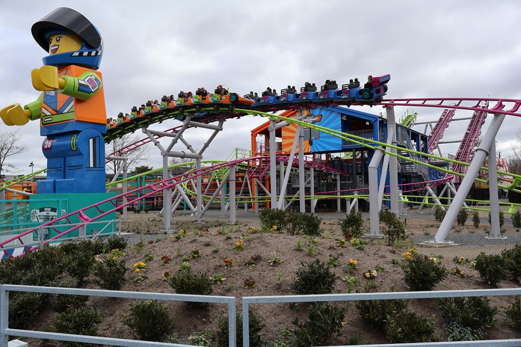 Minifigure Speedway: Neue Duell-Achterbahn im LEGOLAND Billund