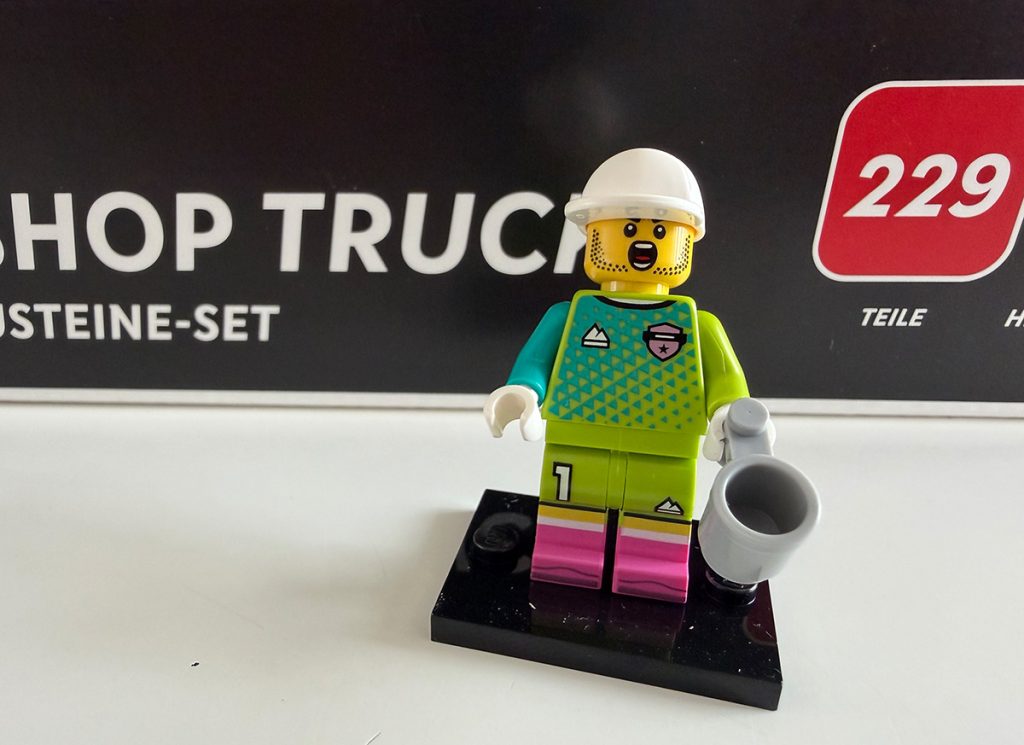 LEGO Minfigur mit Cap und Tasse aus ALDI Fanshop-Truck