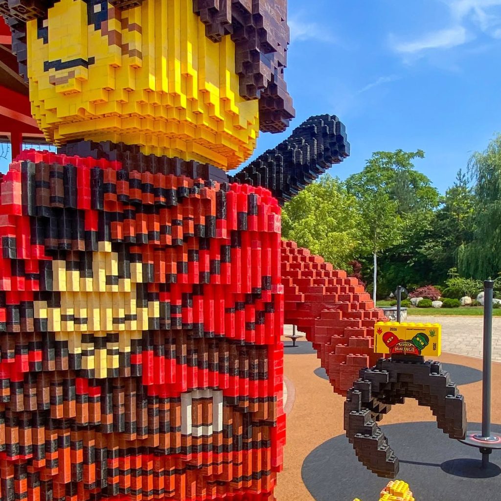 LEGO Ninjago Sammelstein zum Jubiläum im LEGOLAND Deutschland