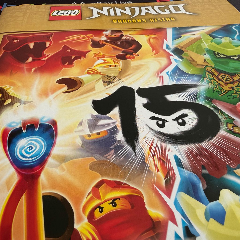 Neue LEGO Ninjago Stickerserie mit Sammelalbum zum Jubiläum